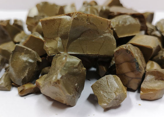 Le récipient de distribution jaillissent l'aluminate de calcium fondu par alumine métallurgique a aggloméré l'aluminium de calcium facile au stockage